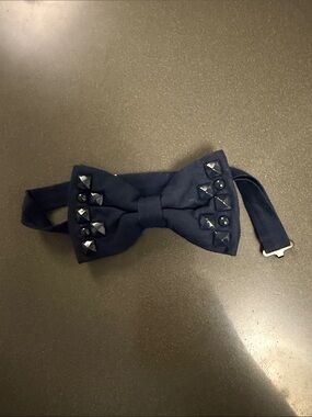 Uniform Experiment bow tie. Navy with studs